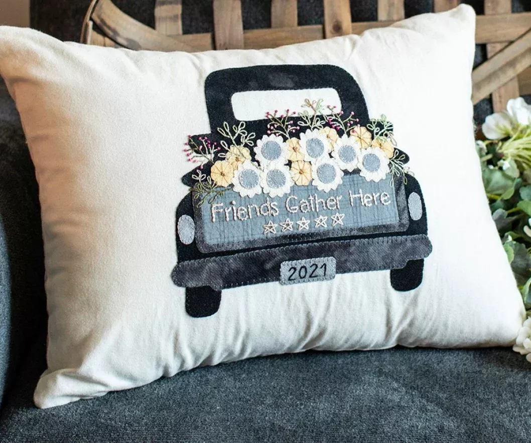 Friends Gather Here PRIMITIVE GATHERINGS Wool Pillow Kit & Pattern